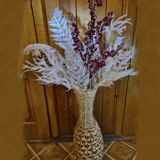 Букет новогодний в плетёной вазе из камыша